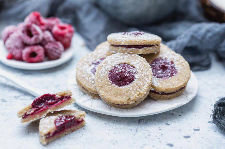 Przepis na domowe ciastka z lukrem i marmoladą