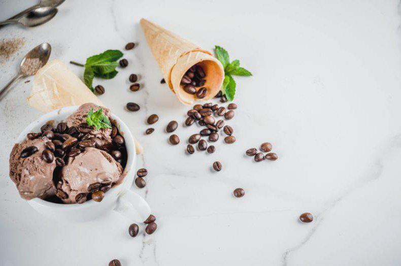 Przepis na domowe lody z kawałkami czekolady