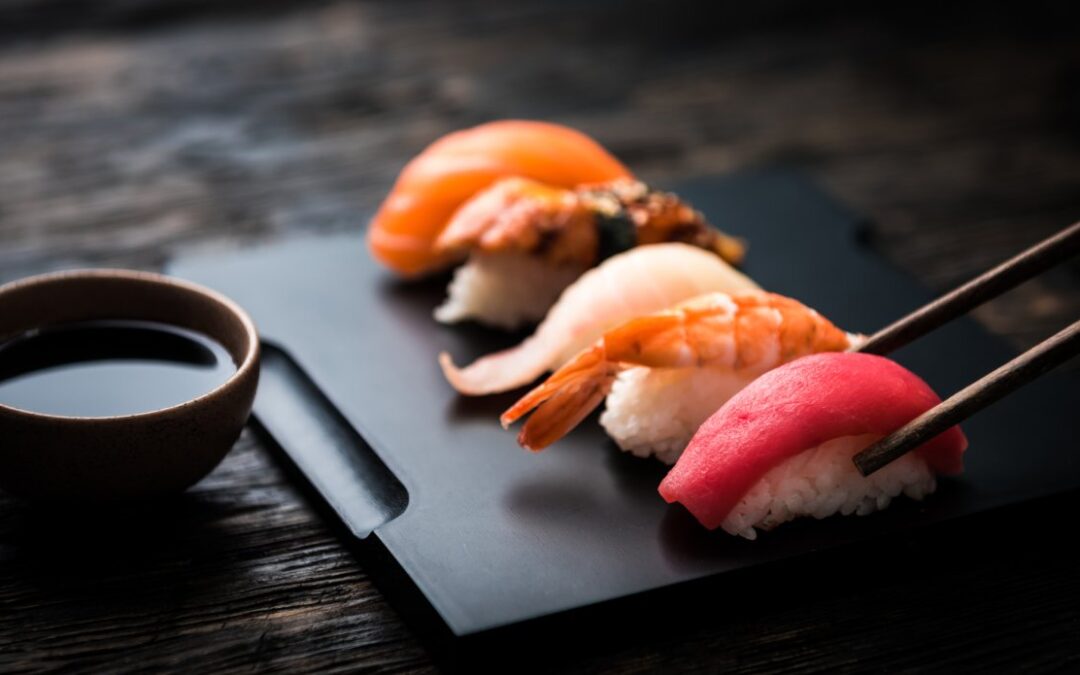 Pierwsza wizyta w sushi barze – co zamówić i jak nie czuć się zagubionym?